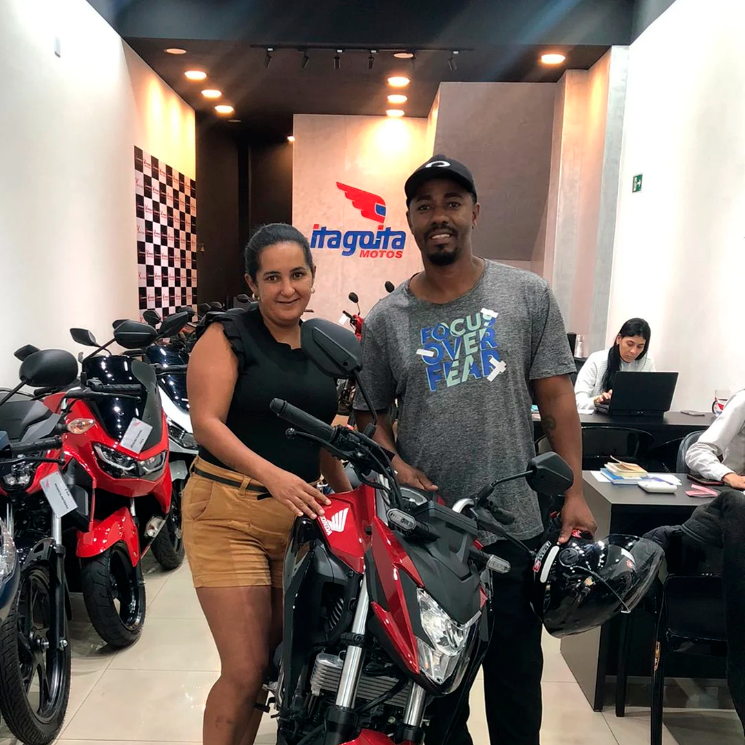 Rafael Andrade com sua moto Honda